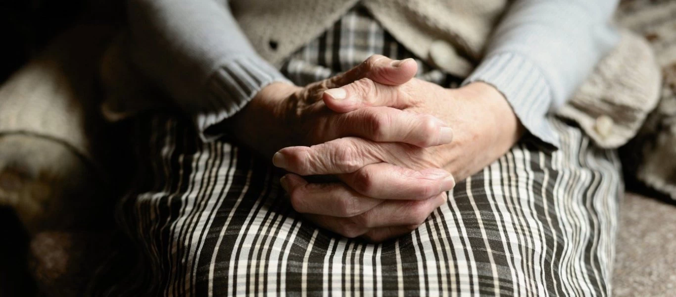 Ηλιούπολη: Πολίτης «σώζει» ηλικιωμένη από απατεώνα που προσπάθησε να την εξαπατήσει (βίντεο)